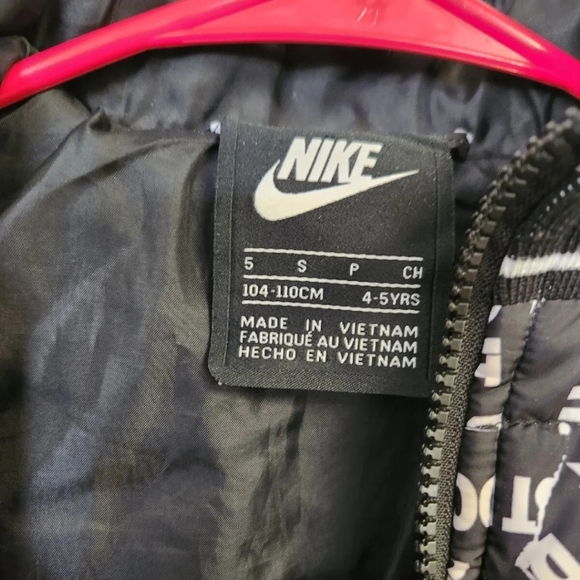 Nike “ Just Do It” all over Boys Size S (4-5 Yrs) Zip Puffer Coat / Jacket - Picture 3 of 9